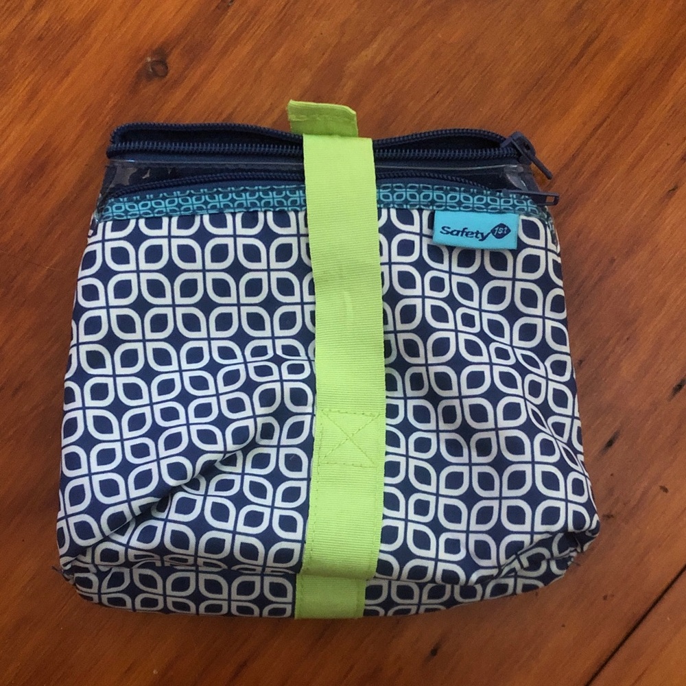 Safety 1st Navy Geometric Insulated Snack Bag with Lime Strap